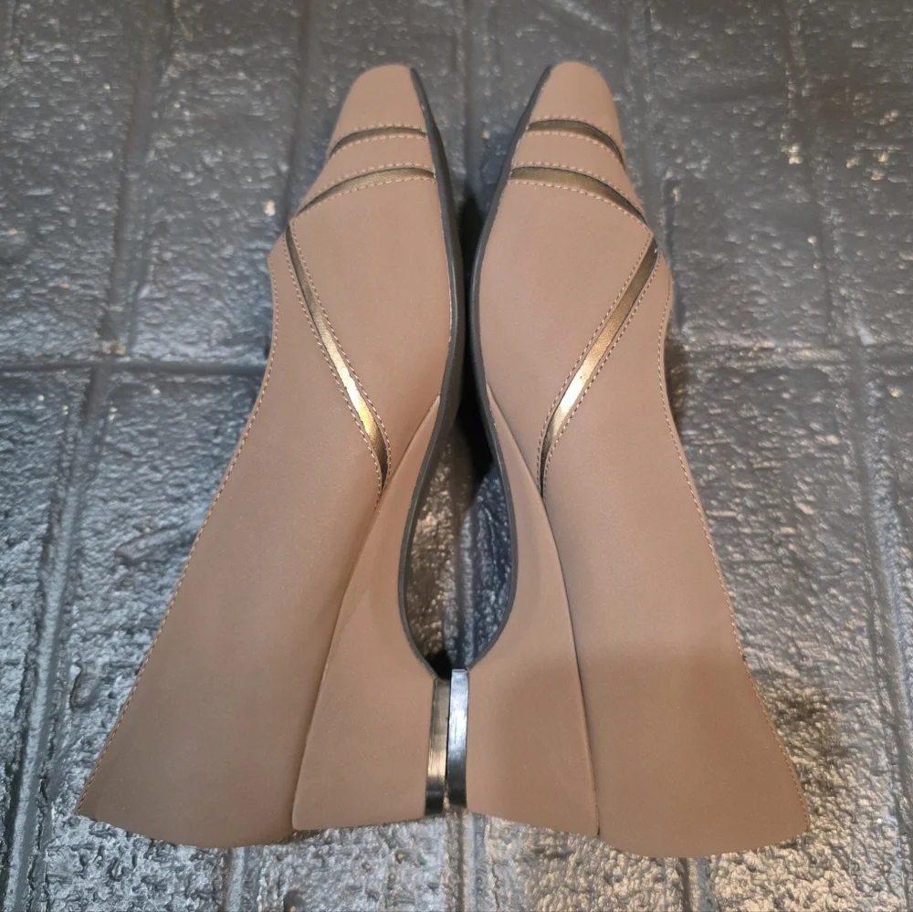 Comfort-Well by Beacon Taupe Wedge Loafers Gold Trim Slip On Shoes Women’s 9W
